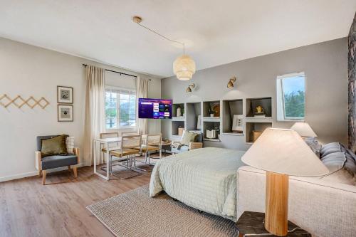 En eller flere senge i et værelse på The Hive: *Hot Tub + Patio Oasis*