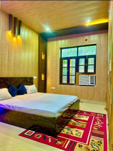 Ένα ή περισσότερα κρεβάτια σε δωμάτιο στο Lucknow FrameHouse