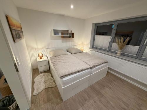 En eller flere senge i et værelse på Ferienwohnung Eider