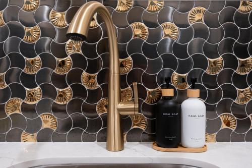 Un lavabo de baño con dos botellas de jabón. en The Francesca - Apt 333, en Bryan