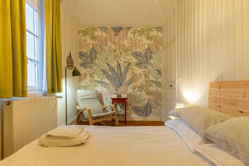 Postel nebo postele na pokoji v ubytování La Maraisienne Amboise Center Parking Garden