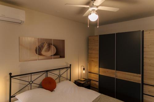 ein Schlafzimmer mit einem Bett und einem Deckenventilator in der Unterkunft Spacious 1BR Designer Apartment in Sloboština in Zagreb