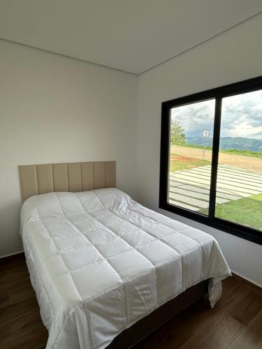 Ένα ή περισσότερα κρεβάτια σε δωμάτιο στο Refúgio na montanha com piscina em Extrema