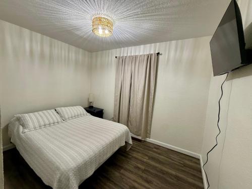 una camera da letto con un letto e una televisione di Little Blue a Van Buren