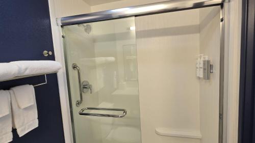 una doccia con una porta in vetro in un bagno di Spark By Hilton Wilmington a Wilmington