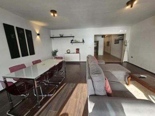 una sala de estar con un sofá y una mesa en Modern Sea View Apartment in Sliema SV4, en Il-Gżira taʼ Forti Manoel
