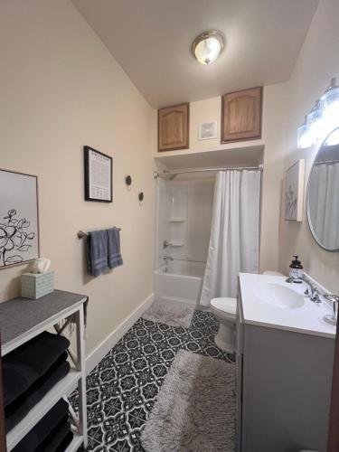 Ένα μπάνιο στο Relaxing Townhouse Downtown Dubuque
