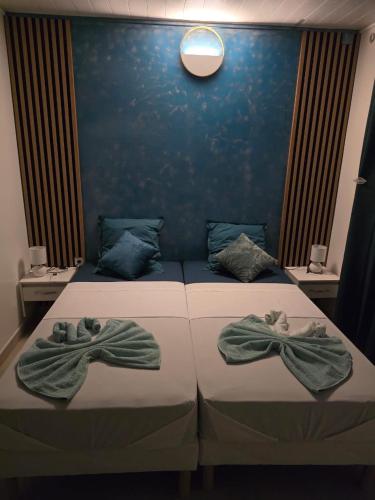 a bedroom with two beds with towels on them at Bas de villa Meilya in Le Marin