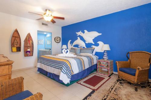 ein Schlafzimmer mit einem Bett und einer blauen Wand in der Unterkunft Sonoran Spa E401 in Campo del Medio