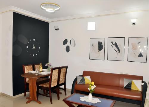 a living room with a couch and a table at Charmant Douillet à Etoudi in Yaoundé