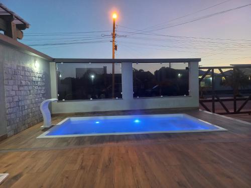 einen Pool auf der Terrasse eines Hauses in der Unterkunft Casa Com Piscina Pertinho Do Mar Em Capão Da Canoa in Capão da Canoa