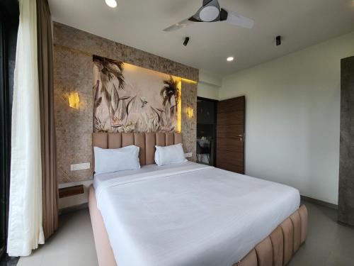 Ένα ή περισσότερα κρεβάτια σε δωμάτιο στο Luxury 2BHK Nature Retreat in Candolim with Pool Access, Nature Views & Fully Equipped Kitchen