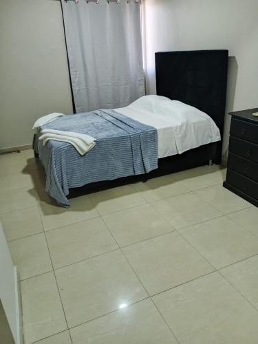 Llit o llits en una habitació de Torre Imperial Apartamento