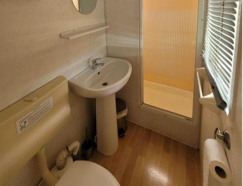 Koupelna v ubytování Stacaravan 6 persoons - Camping Le Soustran