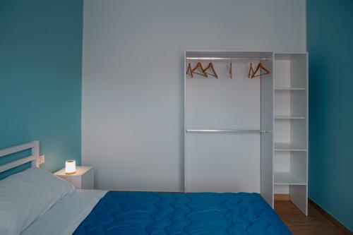 سرير أو أسرّة في غرفة في Sarina's apartment