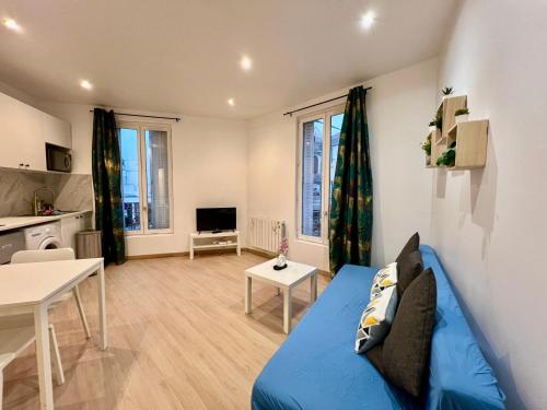 TV a/nebo společenská místnost v ubytování Neuilly sur Marne, charmant 2 pièces au centre ville