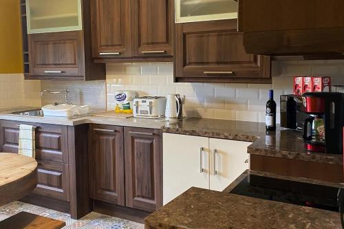 米尔敦马尔贝Station House Accommodation的配有木质橱柜和台面的厨房