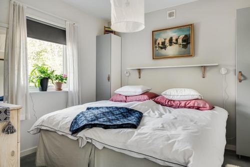 Ένα ή περισσότερα κρεβάτια σε δωμάτιο στο Newly Built Architect-Designed House By The Sea