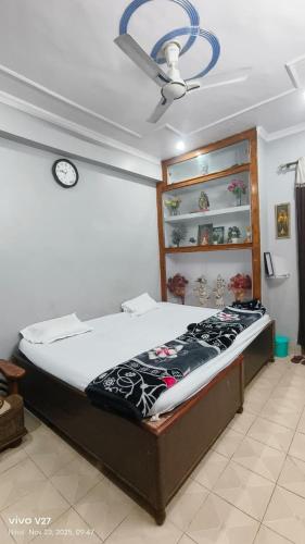 En eller flere senge i et værelse på Shreeja Sangam homestay