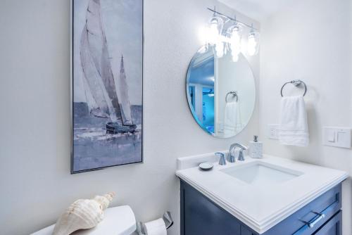 une salle de bains avec un lavabo et un miroir dans l'établissement Clearwater Vista, à Clearwater Beach