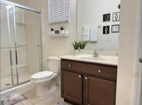 Et badeværelse på Family Home 20 min Disney 4BR Heated Pool BBQ