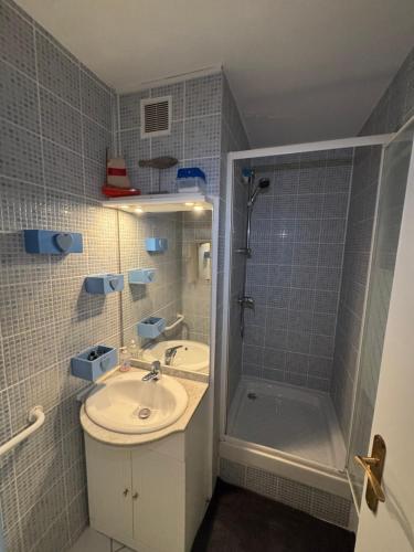 Koupelna v ubytování Waterfront apartment - Plage des Mouettes