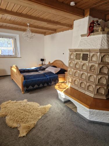 een slaapkamer met twee bedden en een grote open haard bij Ferienwonung mit 3 Schlafzimmer in Pullenreuth