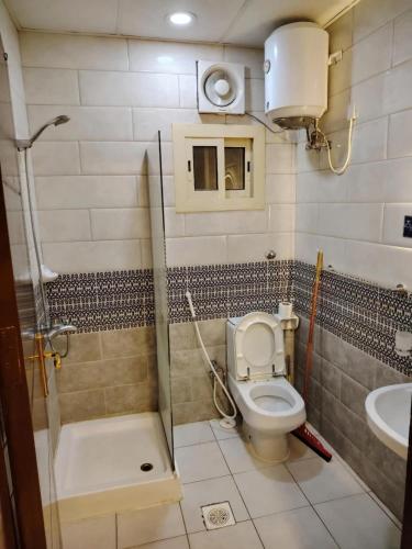a bathroom with a toilet and a shower and a sink at فندق الأولين حياة - النسيم - مكه in Ash Shishah