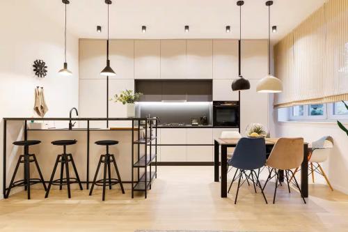 Fully Renovated Private Swanky Ribnjak Apartment