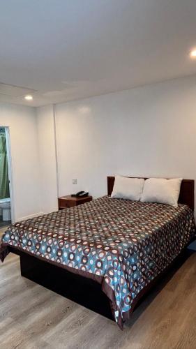 a bedroom with a large bed in a room at Budget inn Whittier in Whittier