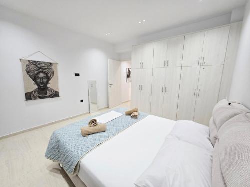 Ένα ή περισσότερα κρεβάτια σε δωμάτιο στο Hidden Gem 2BR Apartment Loutraki