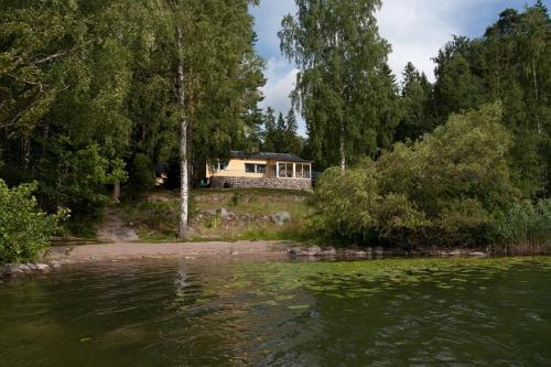 Fotografie z fotogalerie ubytování Lakefront house with beach, jetty, and rowing boat v destinaci Uppsala