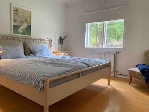 Ένα ή περισσότερα κρεβάτια σε δωμάτιο στο Lakefront house with beach, jetty, and rowing boat