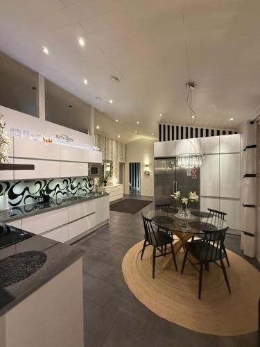 Η κουζίνα ή μικρή κουζίνα στο Villa Nordic Snowlight 4 bedrooms, sauna, Wi-Fi and free parking