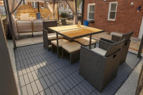 Χώρος καθιστικού στο 2 BR Apt|15 Min to NYC|Book Today