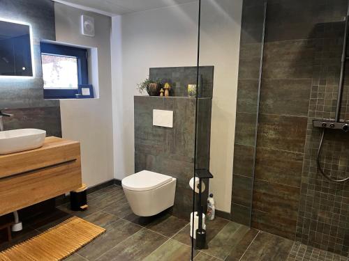 Un baño con inodoro, lavabo y ducha. en Vara Hemma, en Smedamåla