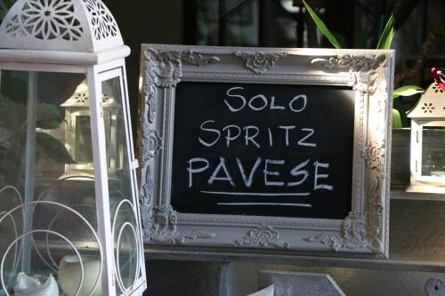 a chalkboard sign that says solo spitta pause at Albergo & Ristorante Selvatico in Rivanazzano