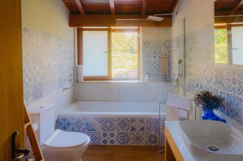 un bagno con vasca, WC e lavandino di Aldeia da Graça a Guimarães