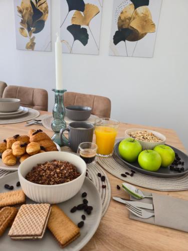 uma mesa com um prato de comida e uma vela em Große Wohnung mit Balkon nahe München em Ismaning