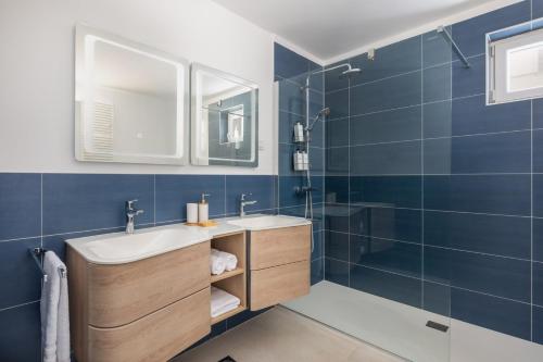 Ένα μπάνιο στο Luxury Villa Mila for 8 Persons, Free Parking, 800 m from center of Supetar