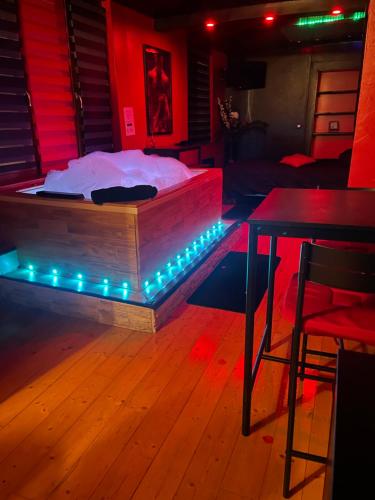 ein Schlafzimmer mit einem Bett und Bodenleuchten in der Unterkunft Le Glamour in Besançon