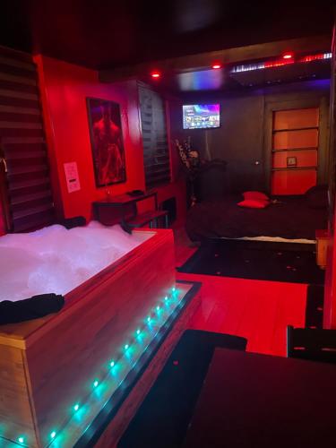 ein Schlafzimmer mit einem Bett mit Lichtern darauf in der Unterkunft Le Glamour in Besançon