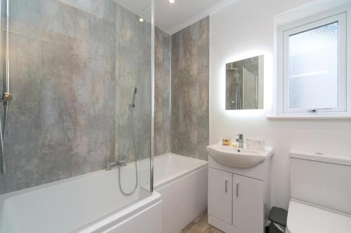 Et badeværelse på Holiday Home with Hot Tub