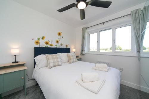 En eller flere senge i et værelse på Holiday Home with Hot Tub