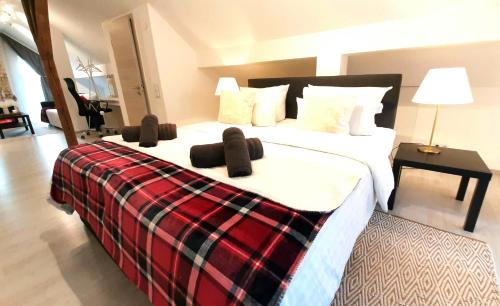 Postel nebo postele na pokoji v ubytování Gelbe Koffer - "Stilvolle Design-Maisonette" in Schiffweiler - 2 Etagen - Self-Check-in - 2 Parkplätze - WLAN - Balkon & Garten - ruhig - Nähe See & Wald - bis 7 Pers