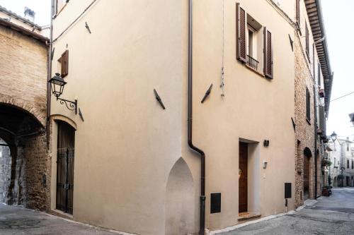 un callejón en un edificio antiguo con un arco en L'Angolo della Torre, en Bevagna