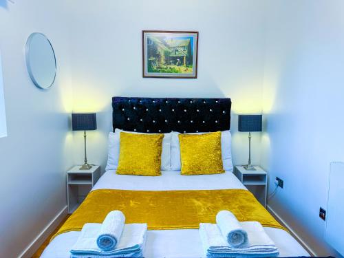 Postel nebo postele na pokoji v ubytování Elegant 1 bed flat, Sleeps 4, Free parking, Pet friendly, Pudsey, Leeds