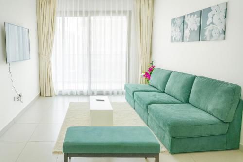 New Large 2BR Apt Sleeps 10 Adults with Pool Gym Parking and Wifi