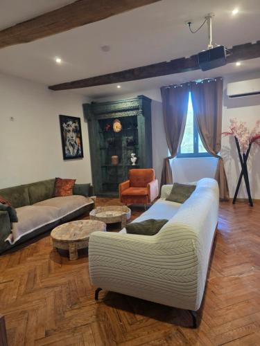 La Casa Mora Grande في Asson: غرفة معيشة بها سرير وأريكة