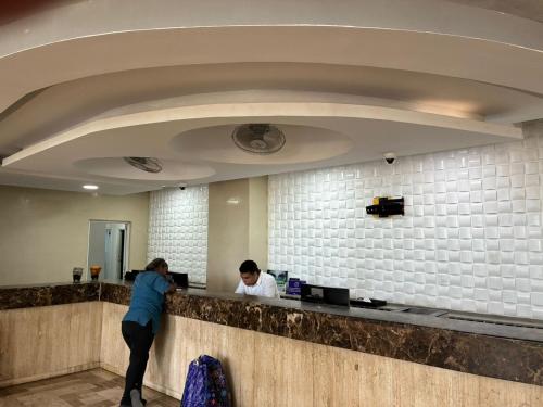 une femme debout à un comptoir dans un restaurant dans l'établissement Lindo estudio con espectacular vista, à Carthagène des Indes